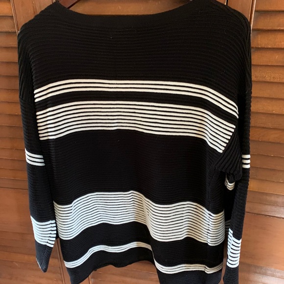 Black and white woman’s sweater - Picture 4 of 7